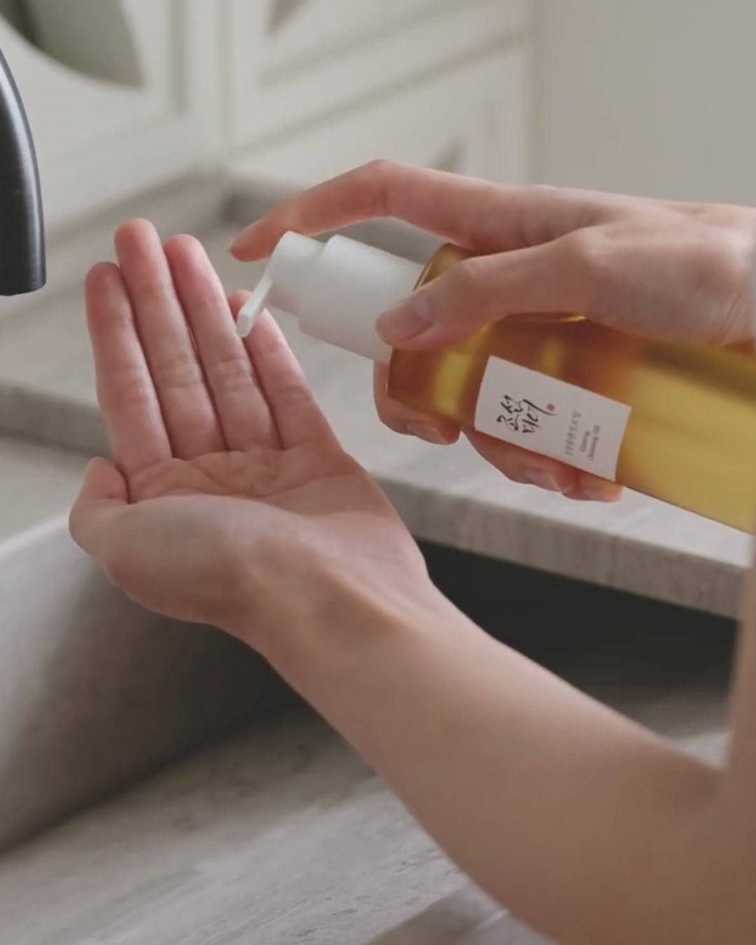 Massaging Hand with Ginseng Cleansing Oil